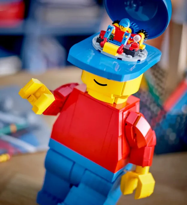 LEGO® Up-Scaled LEGO Minifigure - 40649 - Image 3
