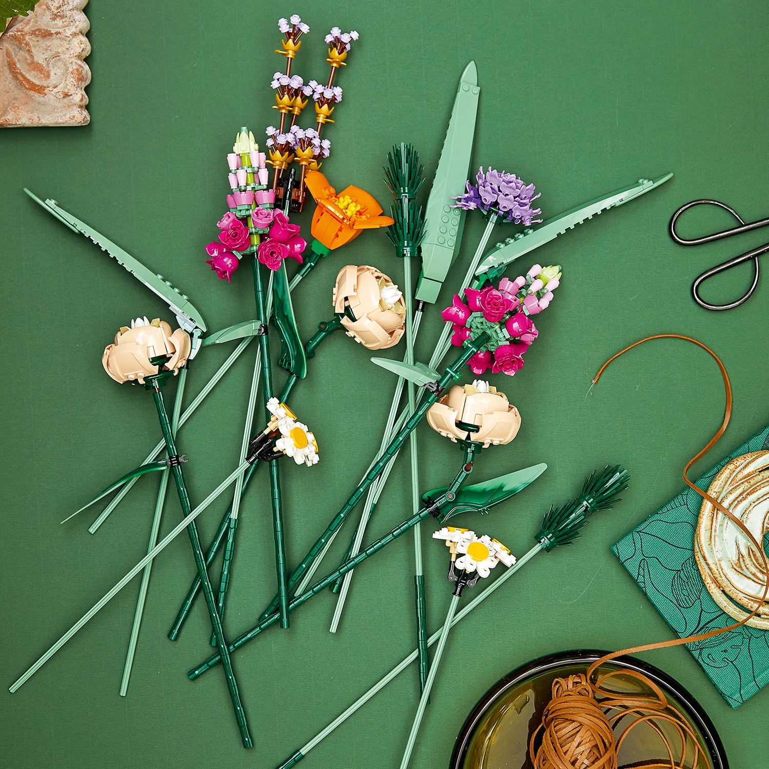LEGO® Icons Flower Bouquet - 10280 - Image 4